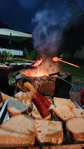 una griglia con un mucchio di pane e fuoco di Cabana Pinolera a Boga