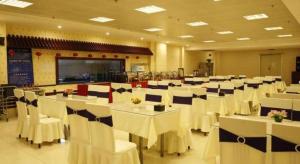 En restaurant eller et andet spisested på GreenTree Inn Ordos Kangbashi District Ulan Mulun Street Branch