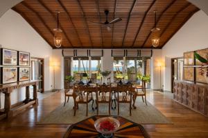 En restaurant eller et andet spisested på Oruva Beachside Villa