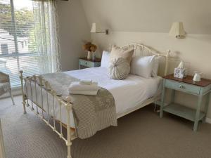 En eller flere senge i et værelse på Sunset Sanctuary: Waterfront Home with Balcony and Patio