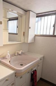 Et badeværelse på YASUZAIMON - Vacation STAY 18478 + 15 billeder