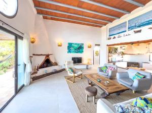 een woonkamer met een bank en een tafel bij Can Piedrópolis in Cala Saona