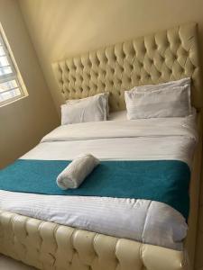 Giường trong phòng chung tại Veeanna Homes