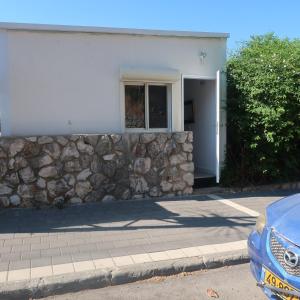 un muro di pietra di fronte a un edificio con finestra di הצימר של תמר - אורחן מתאים לדתיים a Safed