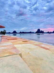 a view of the water with mountains in the background at Huy hoang hotel 