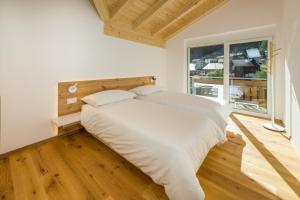 Postel nebo postele na pokoji v ubytování Residence Grächen Matterhornblick