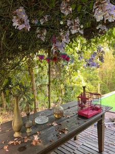 een houten tafel met vazen erop bij SAVAGE - pousada  +47 foto's