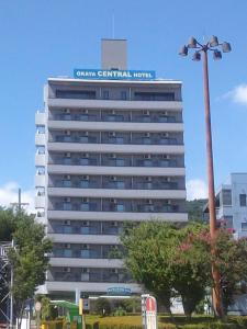 budynek z napisem na górze w obiekcie Okaya Central Hotel w mieście Okaya