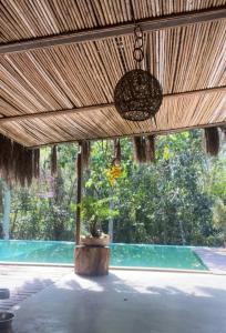 een uitzicht op een patio met een groot houten plafond bij SAVAGE - pousada 