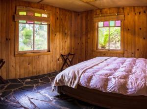 מיטה או מיטות בחדר ב-Saintys Creek Cottage