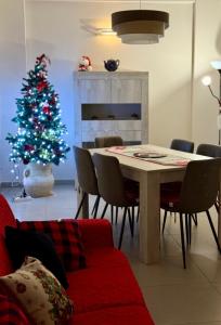 un soggiorno con tavolo e albero di Natale di CASANTO' a San Demetrio neʼ Vestini
