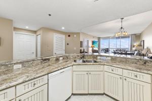 una cucina con lavello e un soggiorno di Beach Club Condos a Gulf Shores