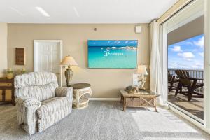 un soggiorno con sedia e vista sull'oceano di Beach Club Condos a Gulf Shores Altre 64 foto
