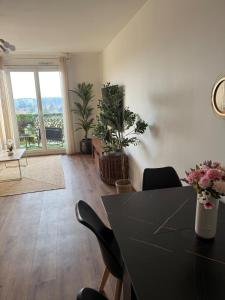 Gallery image of 2 Bedrooms, Tram, secure residence in Bron +13 photos