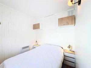 En eller flere senge i et værelse på Résidence Corbier A3 - APPARTEMENT CENTRE STATION POUR 6 PERSONNES MAE-7494