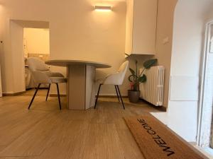 a room with a table and chairs in a room at Civico 27 in Ostuni