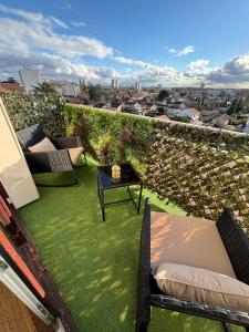 een patio met stoelen en een tafel op een dak bij 2 Bedrooms, Tram, secure residence in Bron