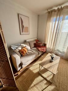 Fotografie z fotogalerie ubytování 2 Bedrooms, Tram, secure residence v destinaci Bron