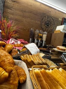 ein Stapel Brot auf einem Tisch in einer Bäckerei in der Unterkunft Hotel de la Croix-Fédérale in Leukerbad + 20 Fotos