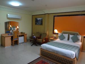 Ένα ή περισσότερα κρεβάτια σε δωμάτιο στο Bowshar International Hotel