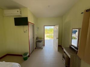 a room with a room with a bed and a window at ต้นตาล&ตาลฟ้า รีสอร์ท in Ban Nong Khang