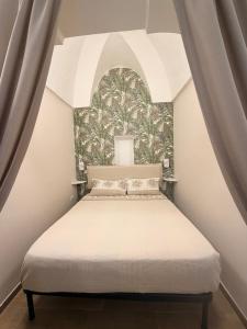 een bed in een kamer met een muur bij Civico 27 in Ostuni