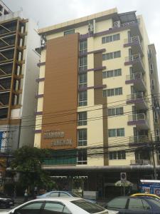 un edificio con un cartel en la parte delantera en Diamond Bangkok Apartment en Bangkok