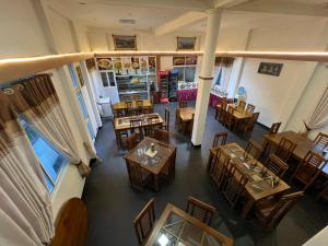 eine Draufsicht auf ein Restaurant mit Tischen und Stühlen in der Unterkunft Ayos Hill Adam's Peak Free Shuttle in Nallathanniya