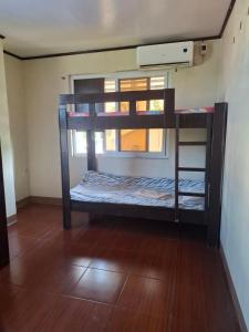 Giường trong phòng chung tại Cardona beach View Apartment