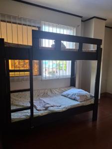 Giường trong phòng chung tại Cardona beach View Apartment