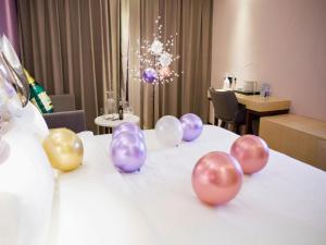 a group of balloons sitting on top of a table at Lavande Hotel Shenzhen Pingshan High-Speed Railway Station Longdong Metro Station in Longgang