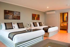 a bedroom with two beds in a room at Bairnsdale Motel in Bairnsdale