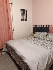 Tamika's House في أوديني: غرفة نوم بها سرير في الغرفة