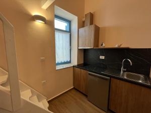 una cucina con un lavello e un piano di lavoro di Aleminas Rooms 2 a Sými Altre 37 foto