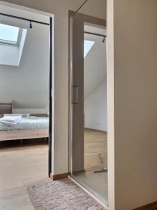 una porta scorrevole in vetro in una camera da letto di Appartement Zen & Cosy a Ambérieu-en-Bugey
