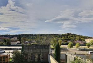 vista su una città con una collina sullo sfondo di Appartement Zen & Cosy a Ambérieu-en-Bugey