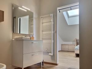 un bagno con lavandino e specchio di Appartement Zen & Cosy a Ambérieu-en-Bugey