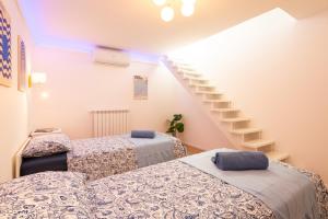 Habitación con 2 camas y escalera. en Infinity Blue - Sunny Coastal Apartment, en Ospedaletti 33 fotos más