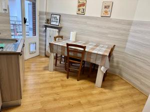 een eettafel en stoelen in een keuken bij Nuovo Confortini Rooms SUNDAY in Verona +24 foto's