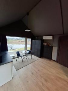 Posezení v ubytování TORA nameliai + 7 fotografií