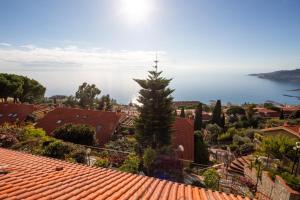 vistas al océano desde el techo en Infinity Blue - Sunny Coastal Apartment, en Ospedaletti