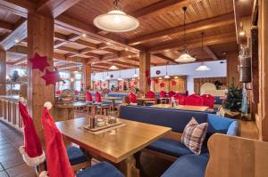 a restaurant with santa hats on the tables and chairs at Das Arber-Hotel am Rothbach in Bodenmais