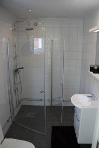 Koupelna v ubytování Høystandard feriehytte, Utendørs boblebad, sauna