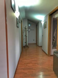 een lege gang met een kamer met een opening bij Villa Aresini Relais & Spa in Montemiletto +7 foto's