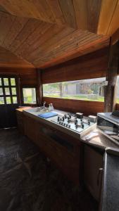 een keuken met een fornuis en een spoelbak bij Villa Aresini Relais & Spa in Montemiletto