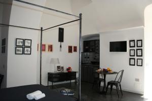 a bedroom with a bed and a table with chairs at Tappetà perì in Campobasso