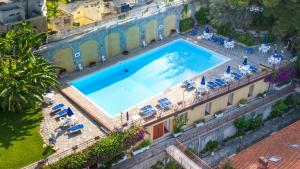 Una vista aérea de una piscina en un edificio. en Infinity Blue - Sunny Coastal Apartment, en Ospedaletti