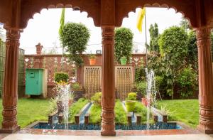 Сад в WelcomHeritage Traditional Haveli