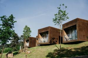 辛方伊什Welcome Douro - Eco Camping Resort的山顶上有树的房子