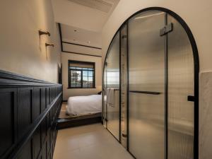 een gang met een deur die naar een slaapkamer leidt bij 龄舍1927酒店 in Wuhan